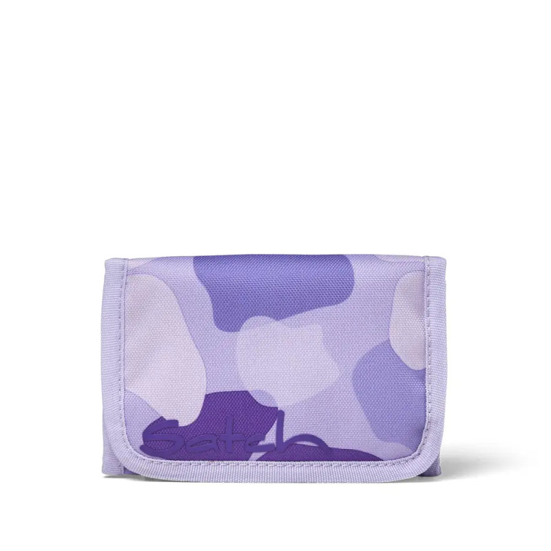 Lila-lavendelfarbene Camouflage-Geldbörse mit Klappe und dem Schriftzug Satch auf der Vorderseite.