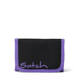 Schwarzes Portemonnaie mit lila Kante und violettem Satch-Schriftzug auf der Vorderseite.