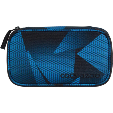 Blau-schwarzes Etui mit Reißverschluss, Sechseckmuster und coocazoo-Schriftzug auf der Vorderseite.