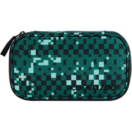 Rechteckiges Etui mit Reißverschluss, grün-schwarzem Pixelmuster und coocazoo-Logo auf der Vorderseite.