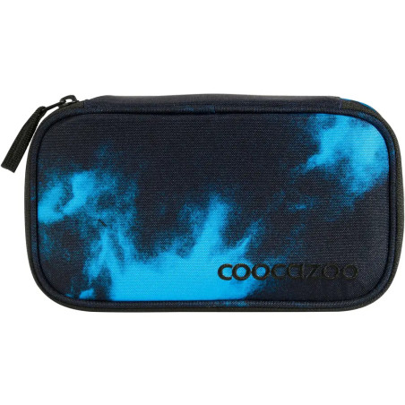 Schwarzes und blaues Etui mit Wolkenmuster und coocazoo-Logo auf der Vorderseite.