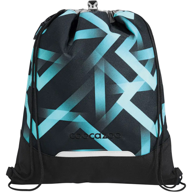 Turnbeutel mit blauem geometrischen Muster, schwarzem Boden und dem Schriftzug "coocazoo" auf der Vorderseite.