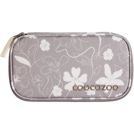 Graues Mäppchen mit Blumenmuster, Reißverschluss und aufgesticktem coocazoo-Logo auf der Vorderseite.