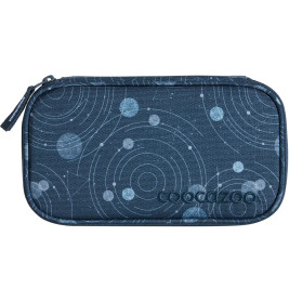Rechteckiges Federmäppchen mit dunkelblauem Weltraum-Muster und Reißverschluss links.
