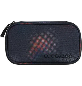Schwarzes rechteckiges Mäppchen mit Reißverschluss und geprägtem coocazoo-Logo auf der Vorderseite.