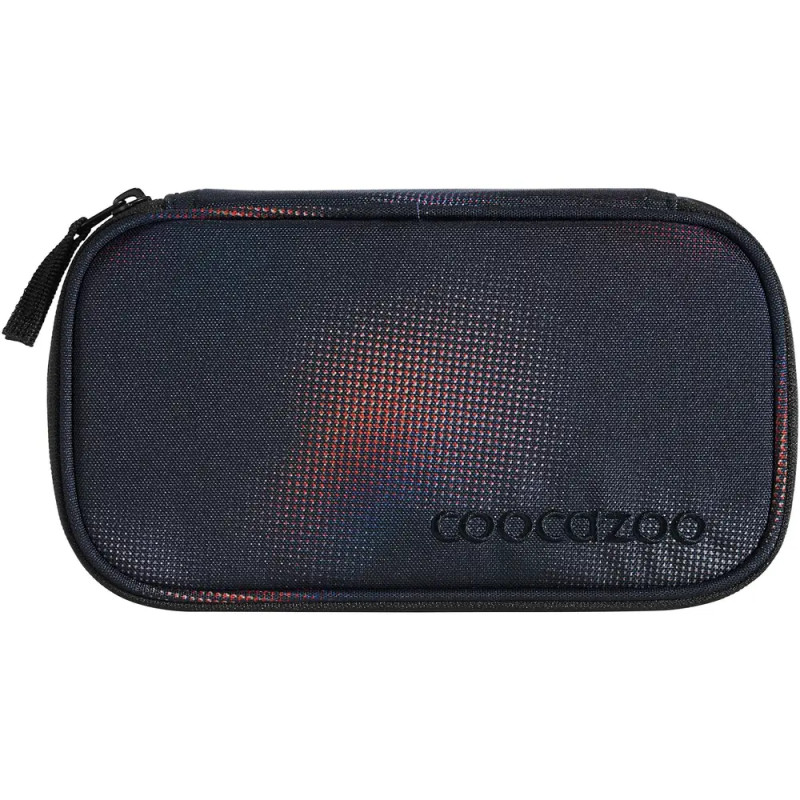 Schwarzes rechteckiges Mäppchen mit Reißverschluss und geprägtem coocazoo-Logo auf der Vorderseite.