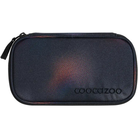 Schwarzes rechteckiges Mäppchen mit Reißverschluss und geprägtem coocazoo-Logo auf der Vorderseite.