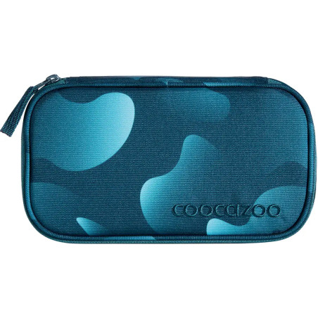 Blaues Federmäppchen mit abstraktem Muster in Dunkel- und Hellblau, Reißverschluss und geprägtem coocazoo-Logo.