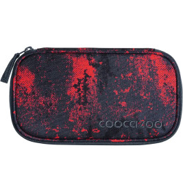 Schwarzes, rechteckiges Etui mit Reißverschluss, rotem Spritzmuster und geprägtem "coocazoo"-Schriftzug auf der Front.