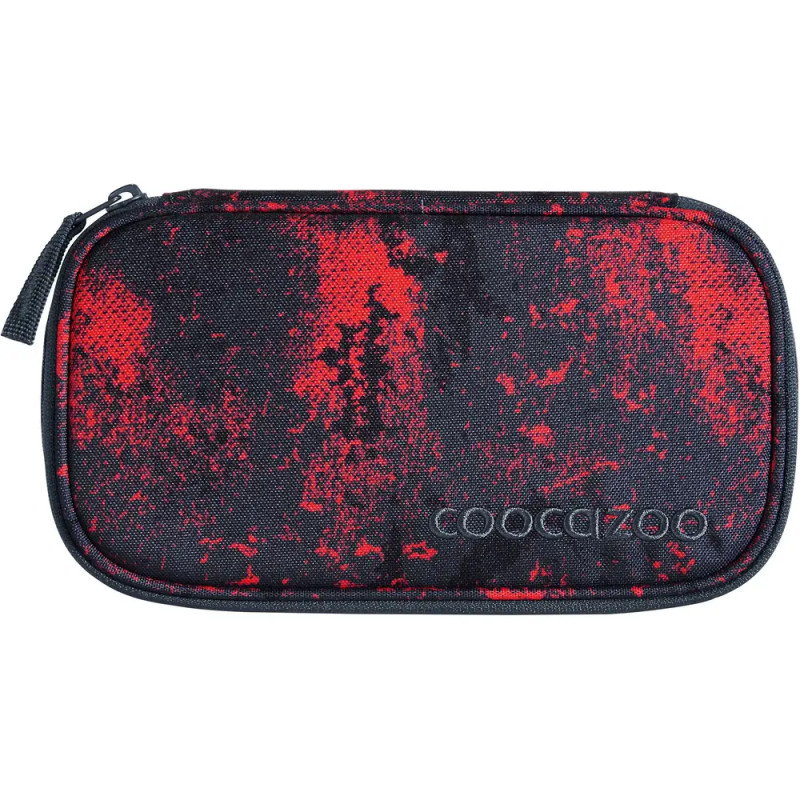 Schwarzes, rechteckiges Etui mit Reißverschluss, rotem Spritzmuster und geprägtem "coocazoo"-Schriftzug auf der Front.