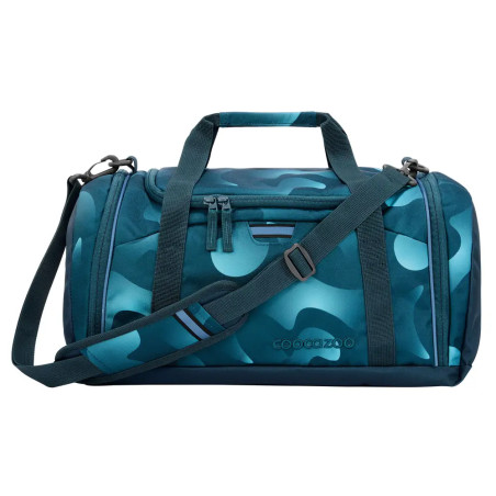 Blaue Sporttasche mit Tarnmuster, Griffen, Seitentaschen und verstellbarem Schultergurt.