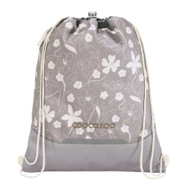 Hellgrauer Turnbeutel mit weißem Blumenmuster, weißen Kordeln und dem Markennamen Coocazoo.