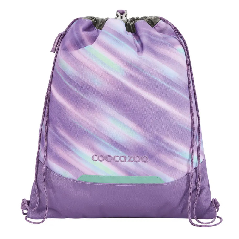 Lila Turnbeutel mit diagonalen Pastellstreifen und coocazoo-Logo auf der Vorderseite.