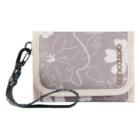 Graues Stoffportemonnaie mit weißem Blumenmuster, beigem Rand, schwarzem Band und COOCAZOO-Logo an der Seite.