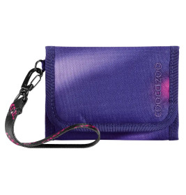 Lila Stoff-Geldbörse mit schwarz-pinkem Handgelenkband und sichtbarem Markenlogo auf der Vorderseite.