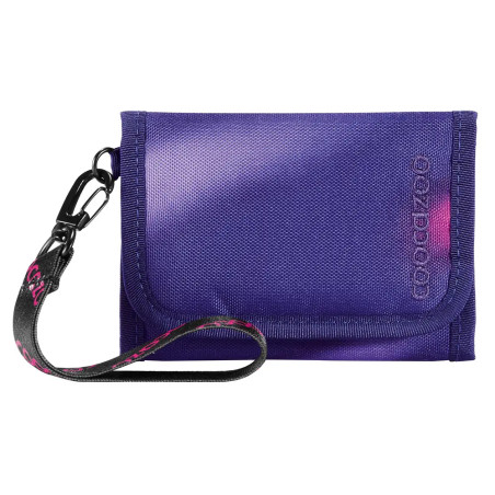 Lila Stoff-Geldbörse mit schwarz-pinkem Handgelenkband und sichtbarem Markenlogo auf der Vorderseite.