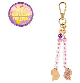 Runder Aufnäher mit "Soul Sisters Forever" und ein Schlüsselanhänger "Besties" mit Schmetterlingsanhängern.