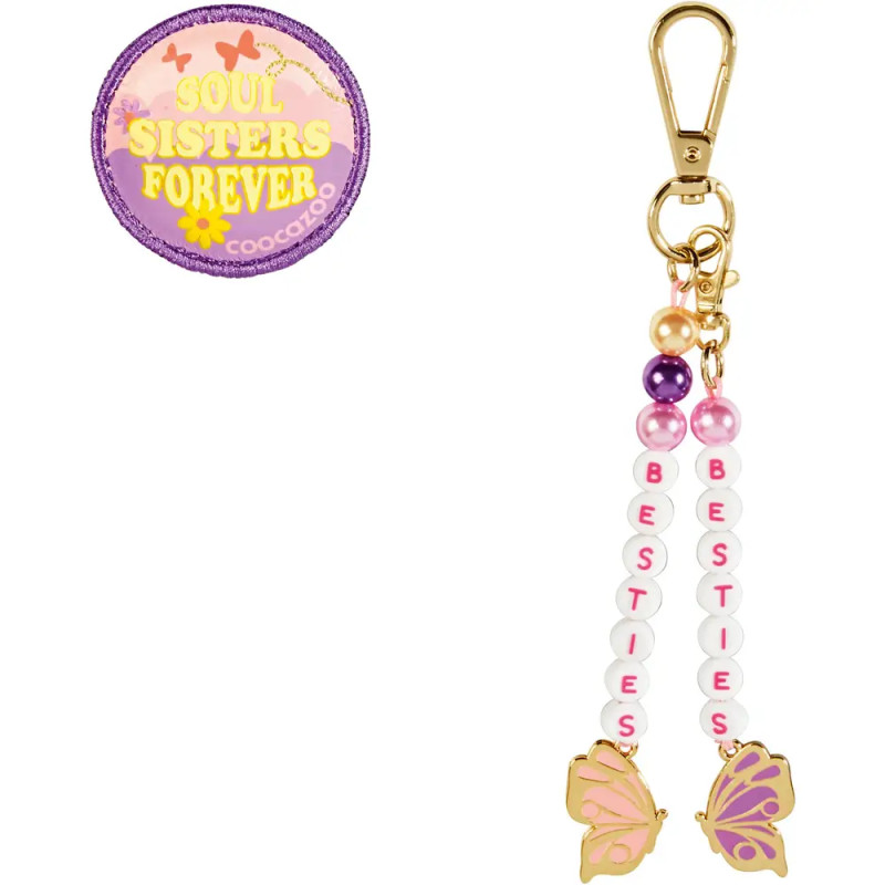 Runder Aufnäher mit "Soul Sisters Forever" und ein Schlüsselanhänger "Besties" mit Schmetterlingsanhängern.