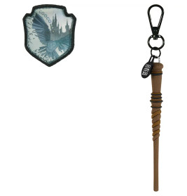 Ein Hogwarts-Aufnäher und ein Zauberstab-Schlüsselanhänger mit schwarzem Clip und Etikett, inspiriert von Harry Potter.