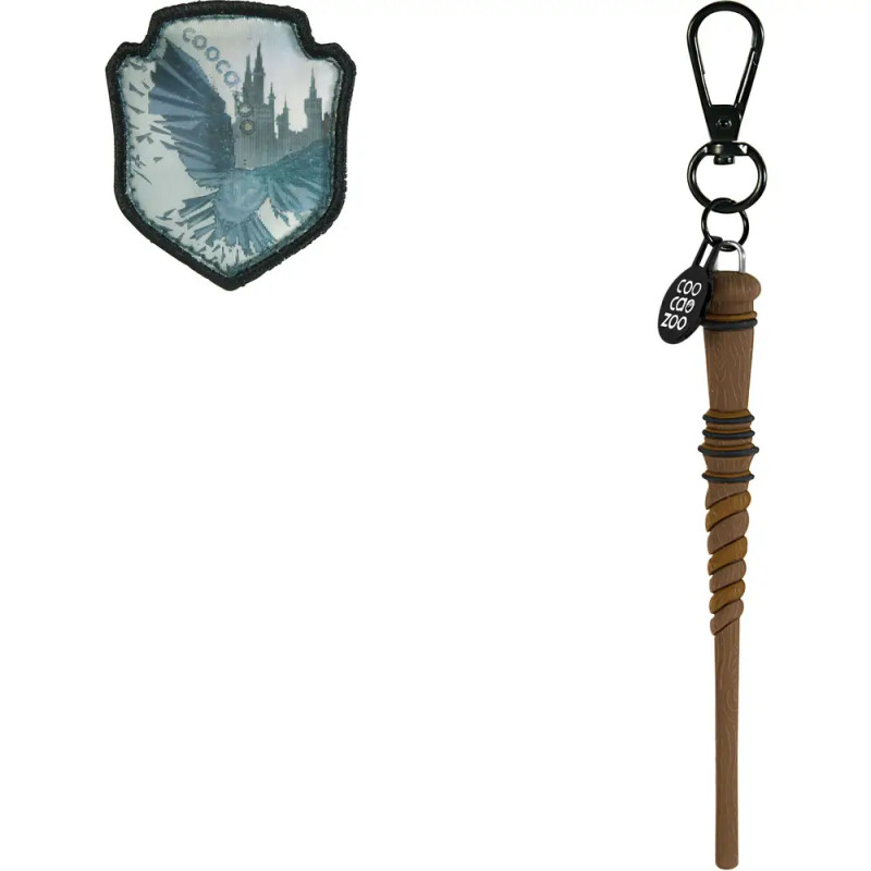 Ein Hogwarts-Aufnäher und ein Zauberstab-Schlüsselanhänger mit schwarzem Clip und Etikett, inspiriert von Harry Potter.