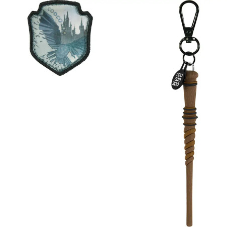 Ein Hogwarts-Aufnäher und ein Zauberstab-Schlüsselanhänger mit schwarzem Clip und Etikett, inspiriert von Harry Potter.