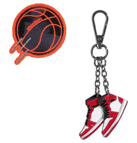 Ein gestickter Basketball-Patch und ein Schlüsselanhänger mit roten und weißen Sneaker-Anhängern.