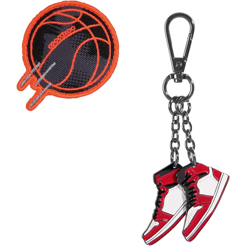 Ein gestickter Basketball-Patch und ein Schlüsselanhänger mit roten und weißen Sneaker-Anhängern.