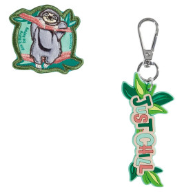 Faultier-Aufnäher mit "Don't hurry, be happy" und Schlüsselanhänger "Just Chill" mit grünen Blättern.