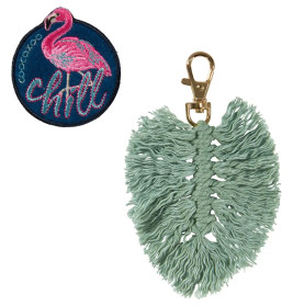 Rosa Flamingo-Patch und grüner Makramee-Blatt-Schlüsselanhänger mit Goldverschluss auf weißem Hintergrund.