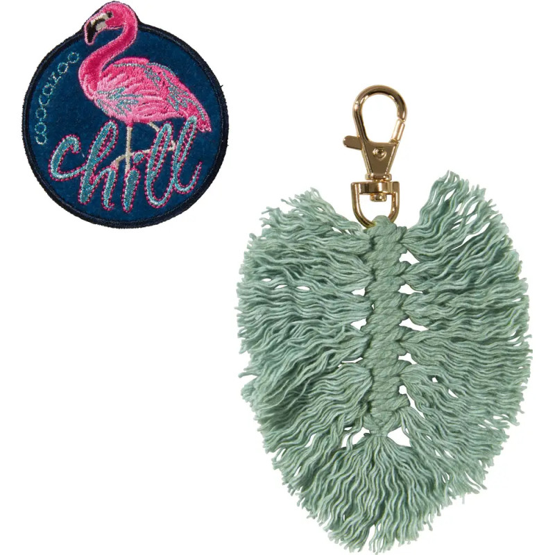 Rosa Flamingo-Patch und grüner Makramee-Blatt-Schlüsselanhänger mit Goldverschluss auf weißem Hintergrund.