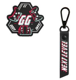 Sechseckiges GG-Badge mit Controllern und schwarzem NEXT LEVEL-Schlüsselanhänger mit roter und weißer Schrift.