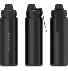 Drei schwarze, wiederverwendbare Trinkflaschen mit unterschiedlichen Deckeln stehen nebeneinander vor weißem Hintergrund.