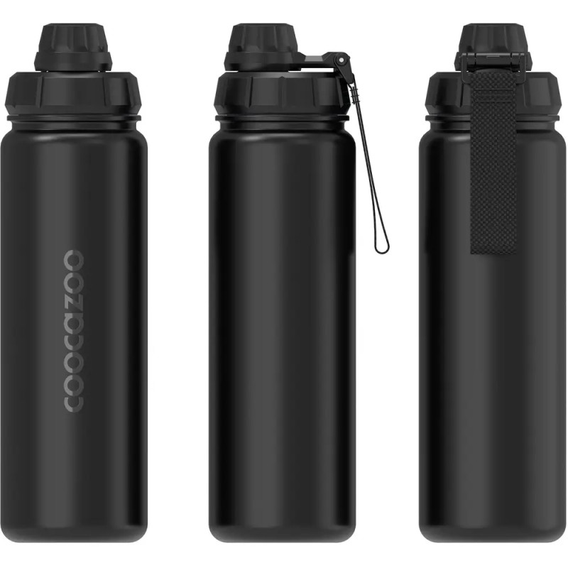 Drei schwarze, wiederverwendbare Trinkflaschen mit unterschiedlichen Deckeln stehen nebeneinander vor weißem Hintergrund.