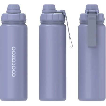 Drei lilafarbene Trinkflaschen mit verschiedenen Verschlüssen, eine zeigt das coocazoo-Logo vertikal.