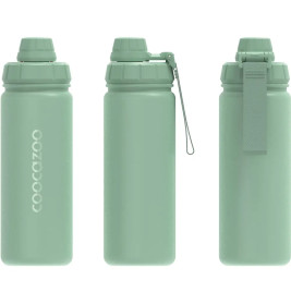 Drei grüne, wiederverwendbare Trinkflaschen mit unterschiedlichen Deckeln, von vorne und von der Seite betrachtet.