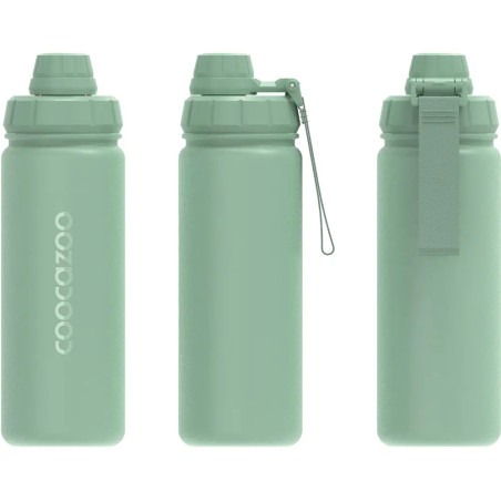 Drei grüne, wiederverwendbare Trinkflaschen mit unterschiedlichen Deckeln, von vorne und von der Seite betrachtet.