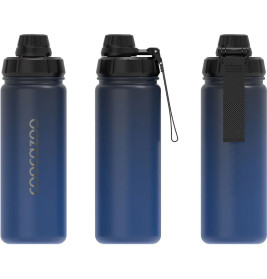 Drei blaue, wiederverwendbare Trinkflaschen mit schwarzen Deckeln aus verschiedenen Perspektiven auf weißem Hintergrund.