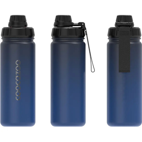 Drei blaue, wiederverwendbare Trinkflaschen mit schwarzen Deckeln aus verschiedenen Perspektiven auf weißem Hintergrund.