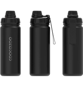 Drei schwarze Trinkflaschen mit unterschiedlichen Verschlüssen, von vorne und seitlich dargestellt.