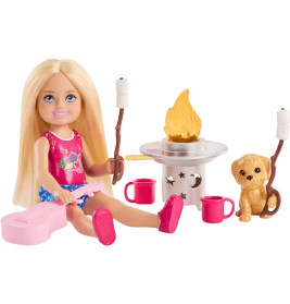 Blonde Puppe mit Gitarre, Lagerfeuer, Hund, Bechern und Marshmallows am Spieß sitzen zusammen.