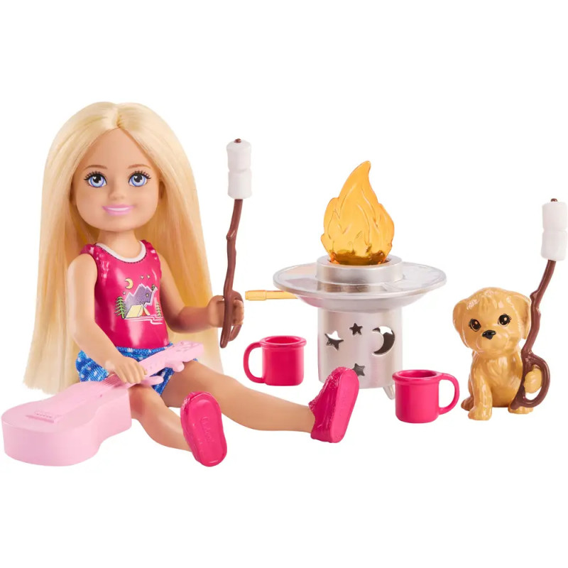Blonde Puppe mit Gitarre, Lagerfeuer, Hund, Bechern und Marshmallows am Spieß sitzen zusammen.