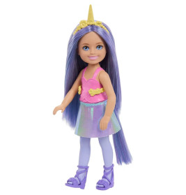 Puppe mit langem lila Haar, Einhorn-Haarreif, pinkem Top, irisierendem Rock und lila Sandalen.