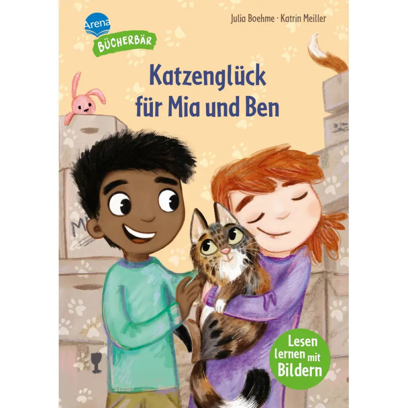 Zwei Kinder lächeln und kuscheln mit einer braunen Katze, umgeben von Kartons auf einem bunten Buchcover.