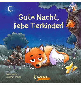 Ein schläfriger Fuchs liegt nachts mit Jungtieren auf Gras unter Bäumen. Mond, Sterne und deutscher Text sind sichtbar.
