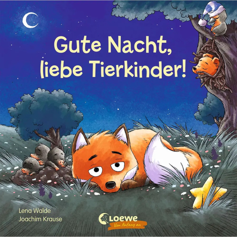 Ein schläfriger Fuchs liegt nachts mit Jungtieren auf Gras unter Bäumen. Mond, Sterne und deutscher Text sind sichtbar.