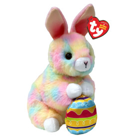 Ein pastellfarbenes Plüschhäschen hält ein buntes Osterei, am Ohr ist ein Ty Beanie Babies Anhänger befestigt.