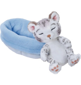 Weißer Plüsch-Tiger mit geschlossenen Augen lehnt an einem weichen, blauen Bett.