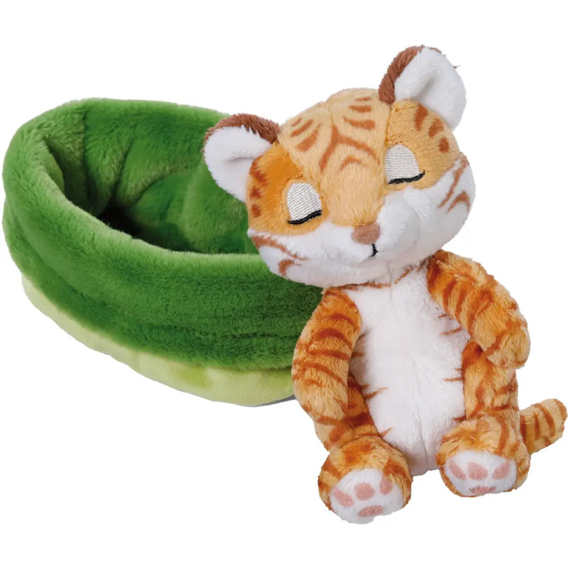 Plüsch-Tiger sitzt neben grünem Plüschbett, beide auf weißem Hintergrund.