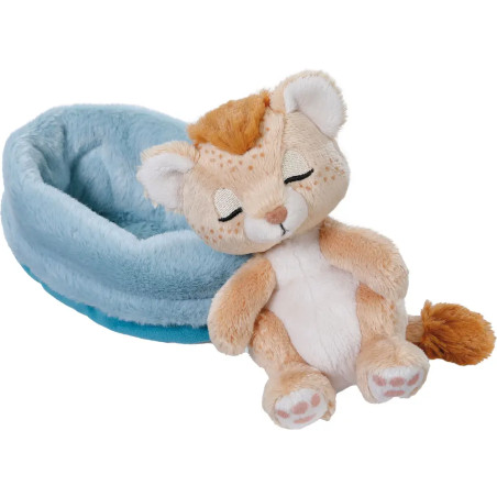 Ein Plüsch-Gepard mit geschlossenen Augen sitzt neben einem weichen, blauen Haustierbett.