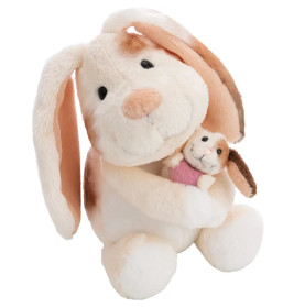 Plüschhase mit Schlappohren umarmt ein kleines Plüschkaninchen im rosa Shirt.